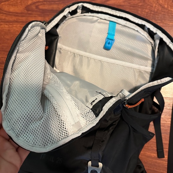 REI Trail 25 Hiking Backpack *like new* - Picture 2 of 5